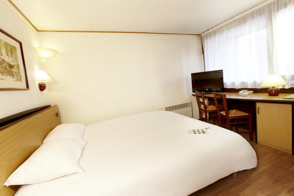 Hotel Restaurant Campanile Aurillac Bagian luar foto
