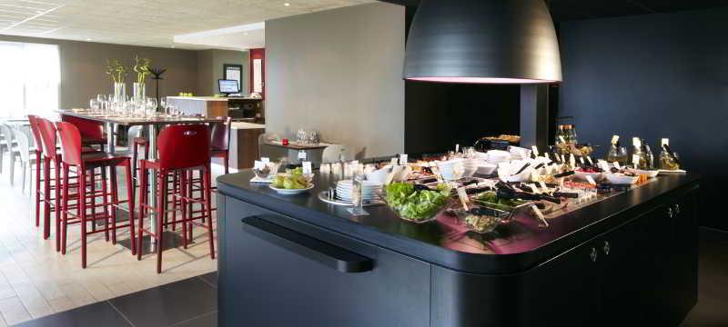 Hotel Restaurant Campanile Aurillac Bagian luar foto