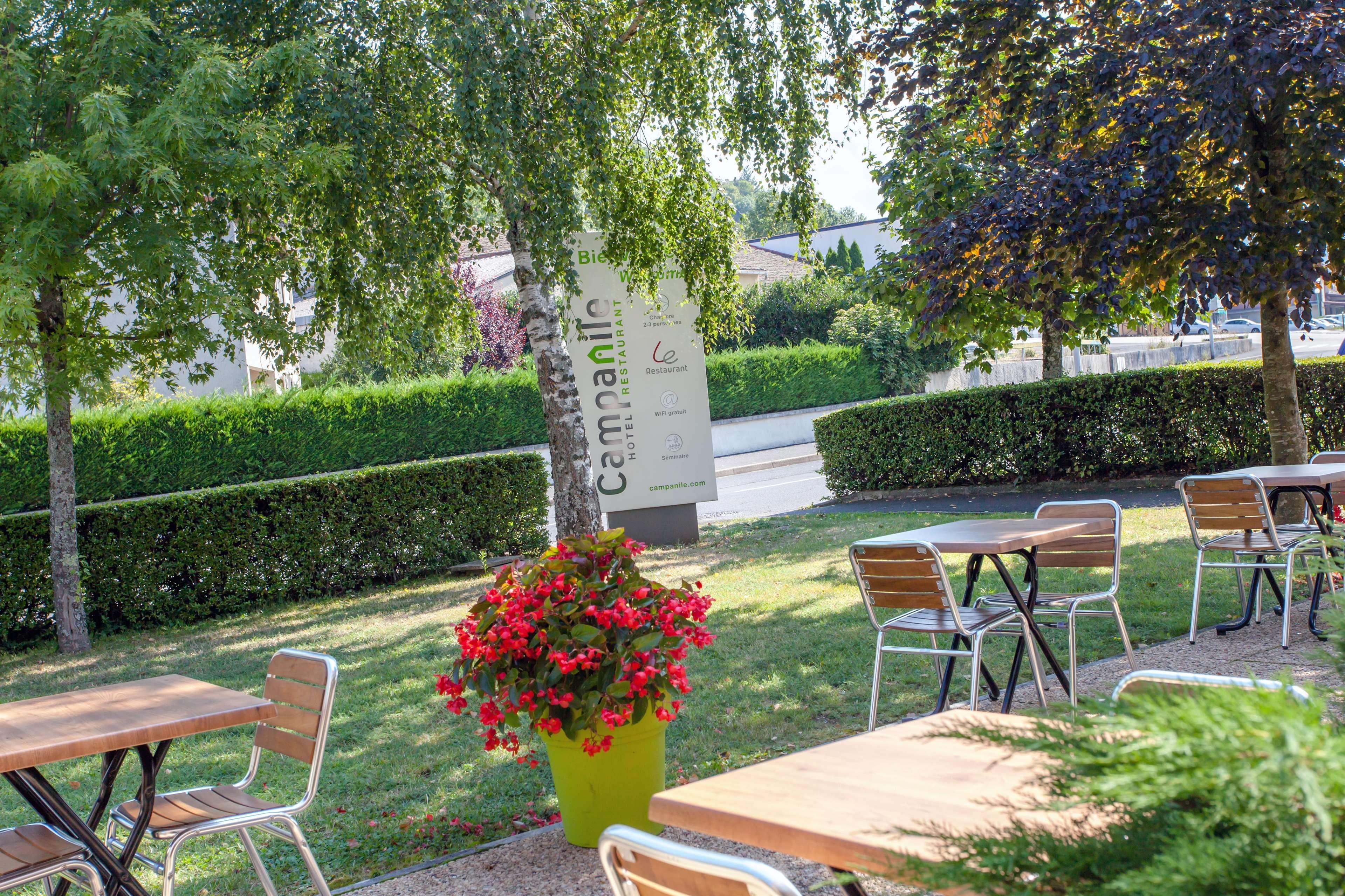 Hotel Restaurant Campanile Aurillac Bagian luar foto