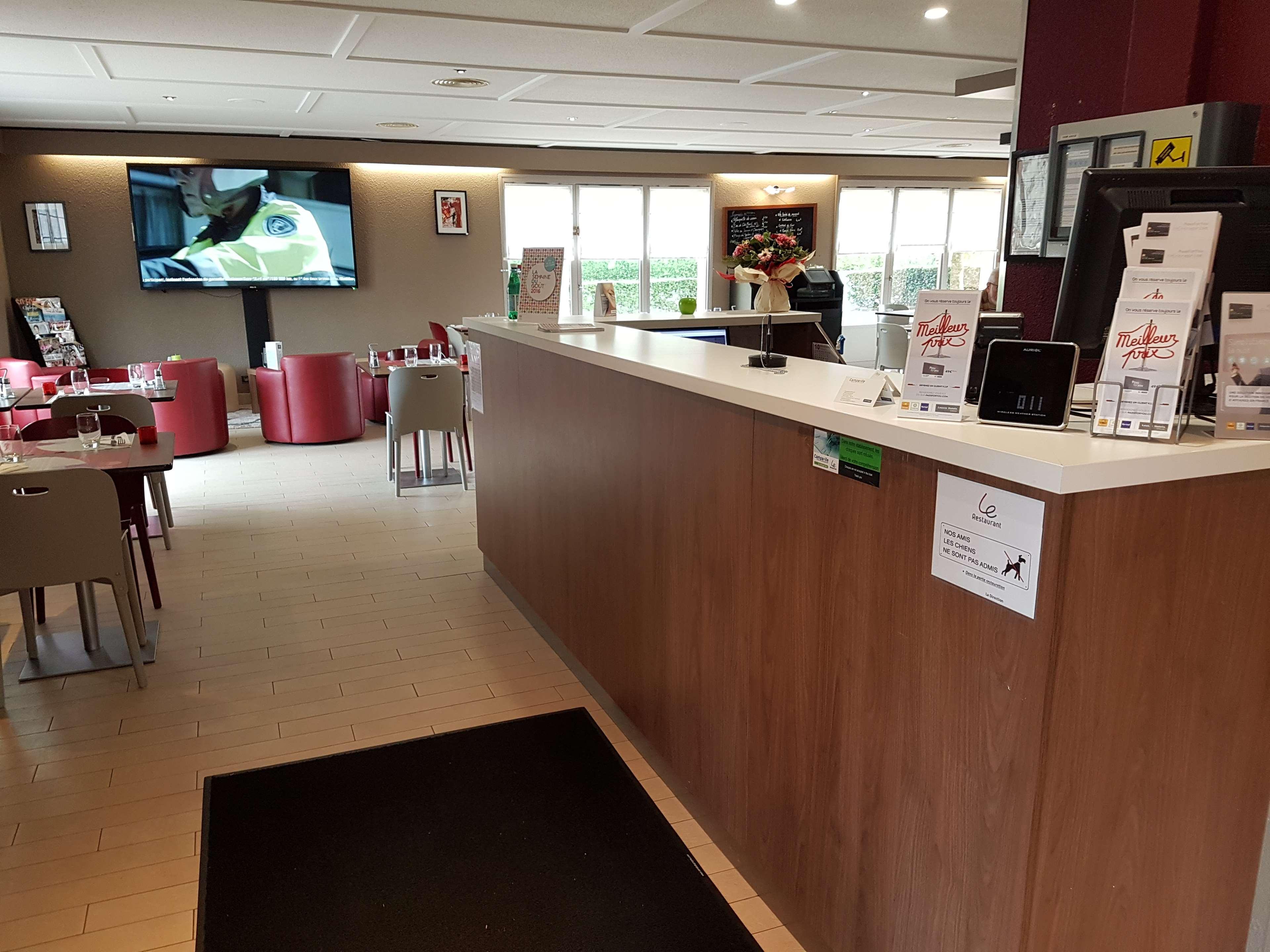 Hotel Restaurant Campanile Aurillac Bagian luar foto
