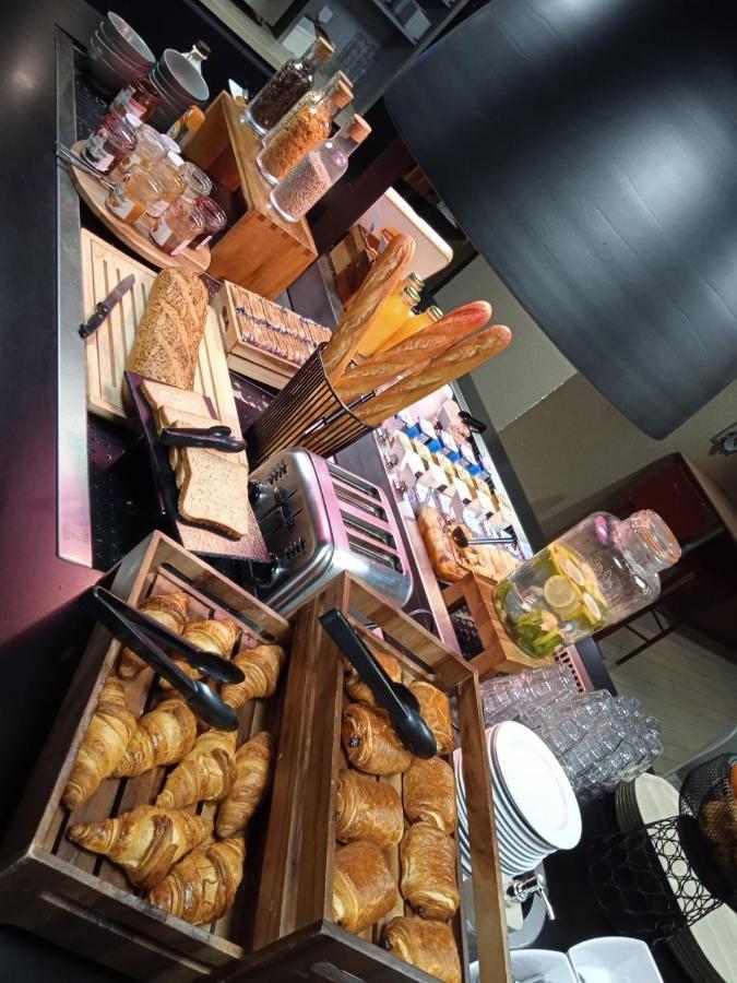 Hotel Restaurant Campanile Aurillac Bagian luar foto