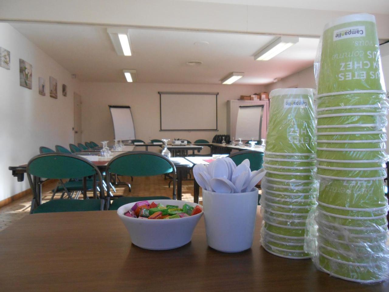 Hotel Restaurant Campanile Aurillac Bagian luar foto