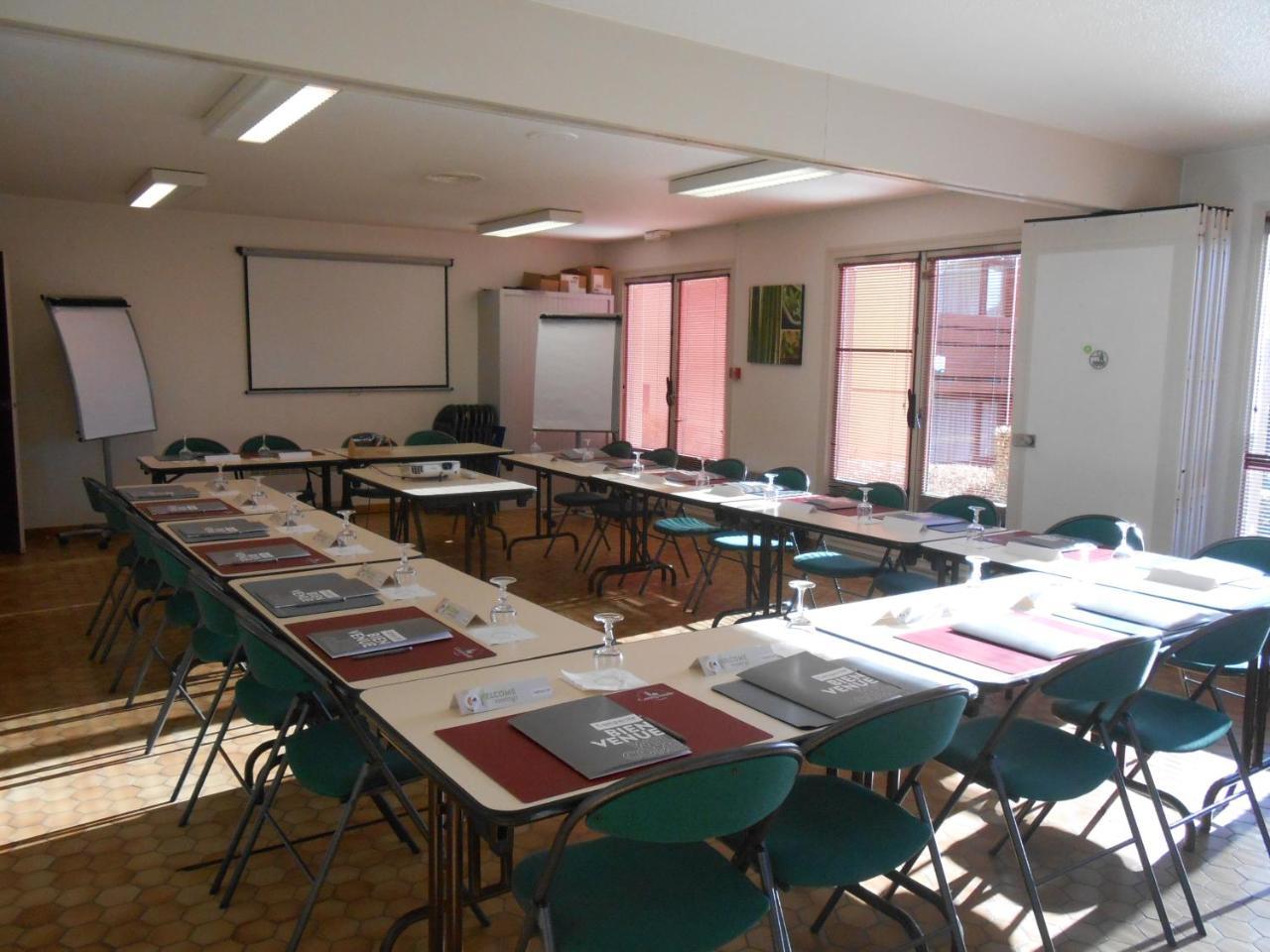 Hotel Restaurant Campanile Aurillac Bagian luar foto