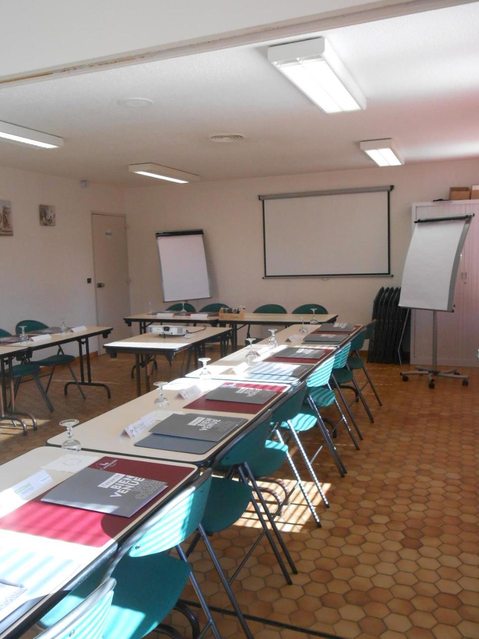 Hotel Restaurant Campanile Aurillac Bagian luar foto
