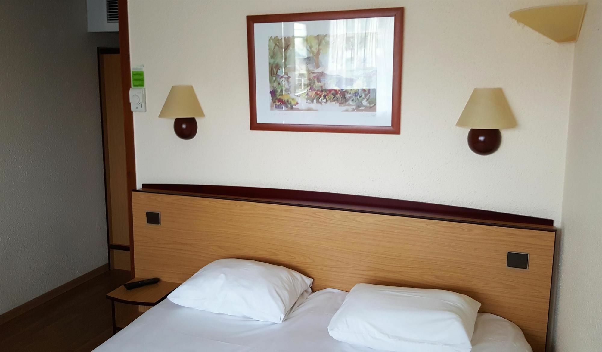 Hotel Restaurant Campanile Aurillac Bagian luar foto